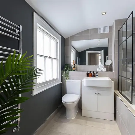Stunning 4 Bedroom Home In Montpellier-2