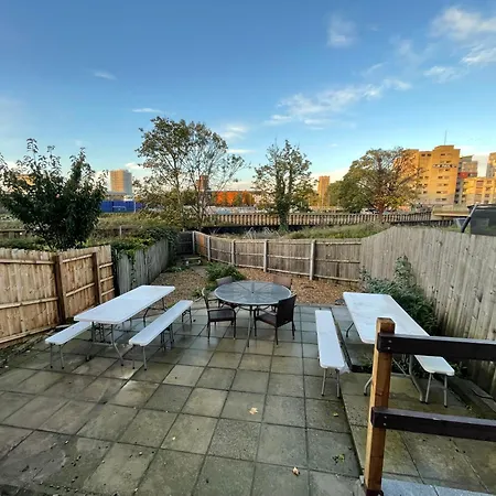 Rooms In City Centre House With Kitchen, Lounge, Games Room, Garden-2