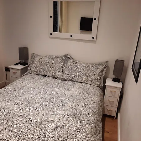 Lovely Home With Full En-Suite Double Bed Rooms-3