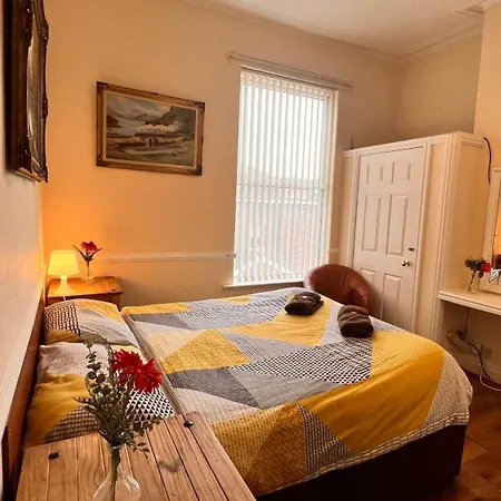 Castle Lodge Guest House 86-88 Sheil Rd L6 3Af-2