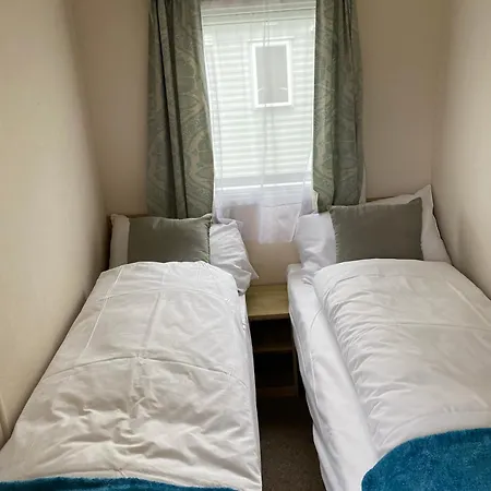 5 Mins Walk To Beach. 3 Bedroom Caravan. Sleeps 8-2