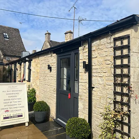 Priory Tearooms Burford With Rooms-2