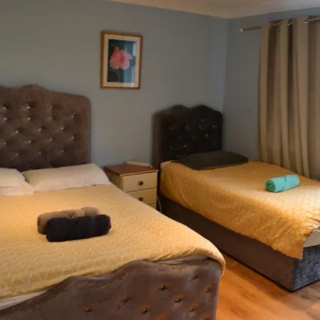 Three Bedroom Flat, Camborne Avenue W13-3