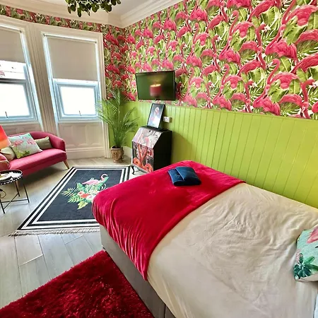 Lemur Lodge - Boutique Apartments - Short Stroll To The Beach-3