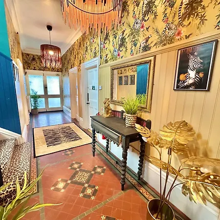 Lemur Lodge - Boutique Apartments - Short Stroll To The Beach-2