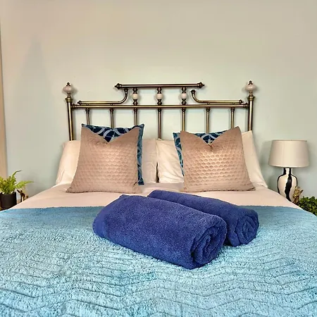 Blue Buddha - Lemur Lodge - Two Bedroom Apartment With Garden And Hot Tub - Free Parking - Close To The Beach-3