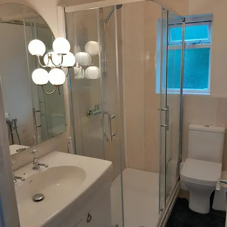 Large Room Near Singleton Hospital Ensuite R6-3