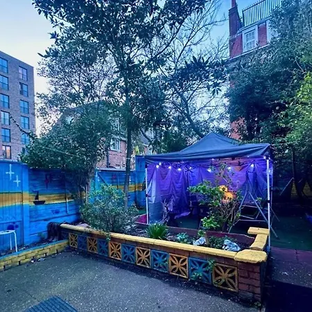 Whitechapel Lindley House R2-2