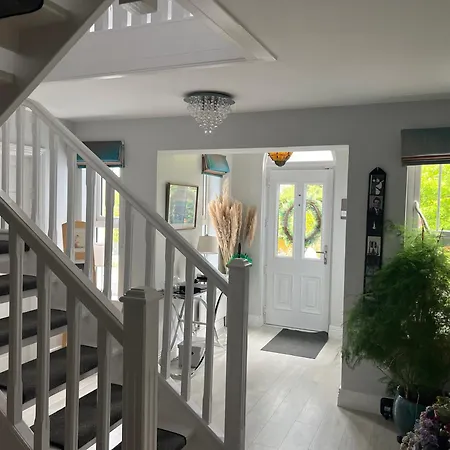 Five Oaks Bed & Breakfast With Free Parking, Tranquil Setting-2