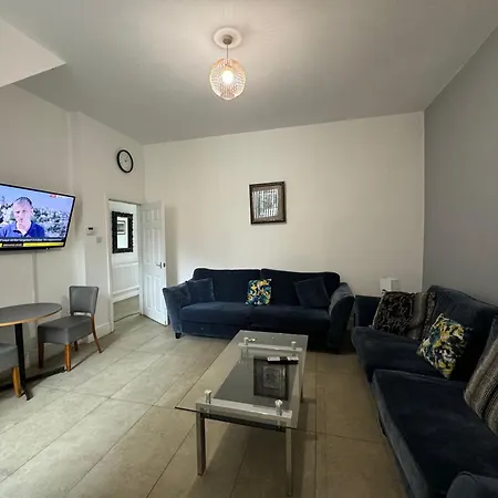 4 Bedroom Large & Modern Private House Central Location-3