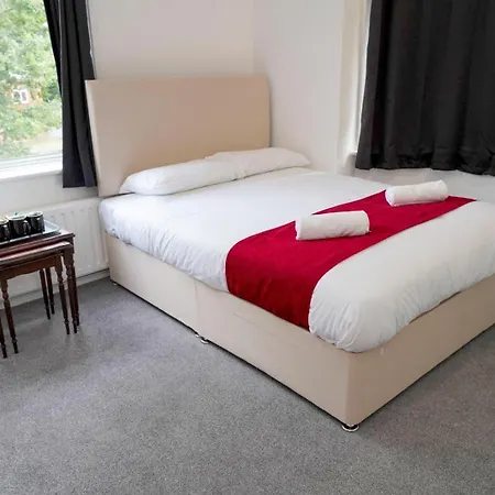 Gatwick Birchwood Lodge With Holiday Parking-3