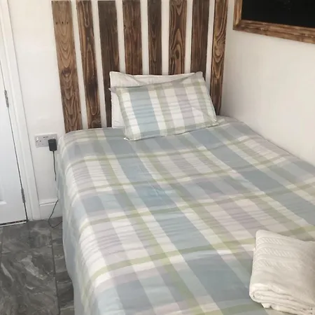 Alexander Hotel Fully Refurbished All Rooms En-Suite-3