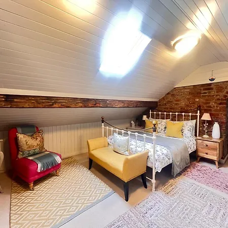 Larchmount House B&B-3