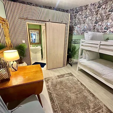 Blue Buddha - Lemur Lodge - Two Bedroom Apartment With Garden And Hot Tub - Free Parking - Close To The Beach-2