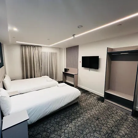 Ilford Grand Hotel-2