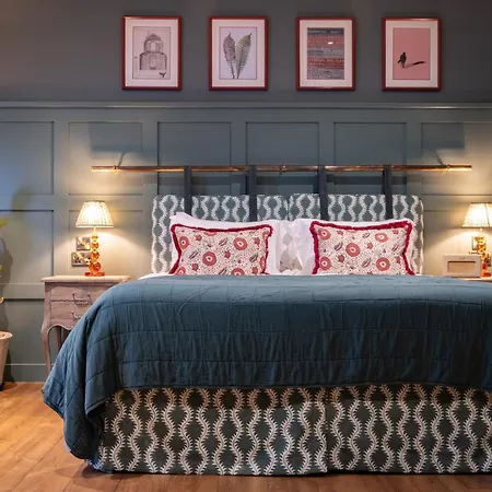 The Coat And Bear - A Heartwood Inn-3