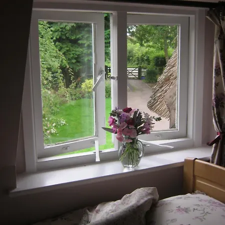 The Moats - Coddington A Small Private Thatched Cottage B&B Located In Quiet Countryside Between Ledbury And Malvern - Convenient For The Malvern Three Counties Showground And 5 Miles From Excellent Shops Restaurants And Ledbury Poetry Festival-2