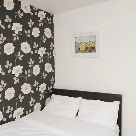 Room In Guest Room - Large Bright Room In Coventry-2