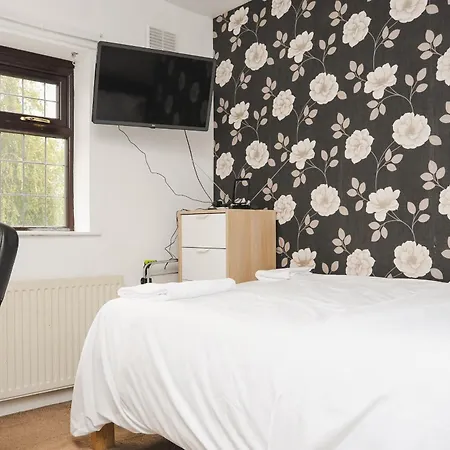 Room In Guest Room - Large Bright Room In Coventry-3