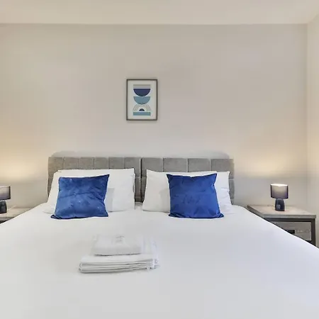 3 Bed Refurbished, Modern House, Wifi, Patio Area-2