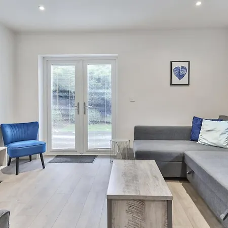 3 Bed Refurbished, Modern House, Wifi, Patio Area-3