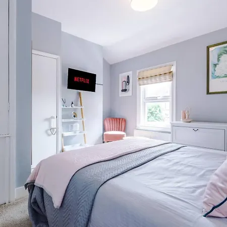 Lovely Home In Cheltehnam Parking & Great Location-2