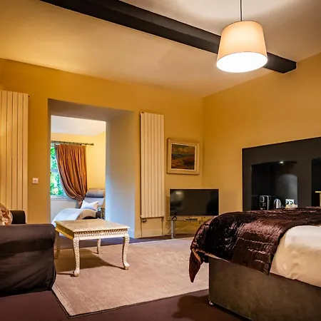 Six Brunton Place Guest House-3
