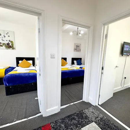4 Bedrooms House, 3 Bathrooms , Separate Reception, Full Kitchen, Garden, Parking-3