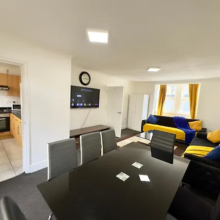 4 Bedrooms House, 3 Bathrooms , Separate Reception, Full Kitchen, Garden, Parking-2