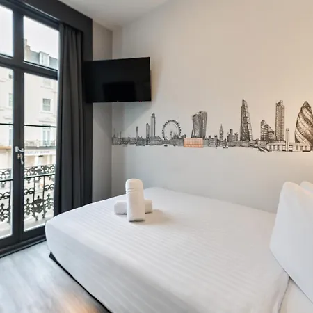 Easyhotel Victoria-3