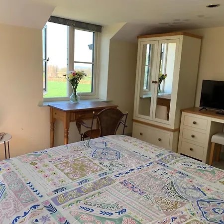 Farmhouse Studio Near Shrewsbury-2