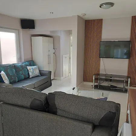 Langley Guest House Nr Pinewood Studios-2