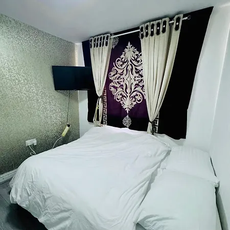 Unique Private Rooms - Bolton Central, Free Parking-3