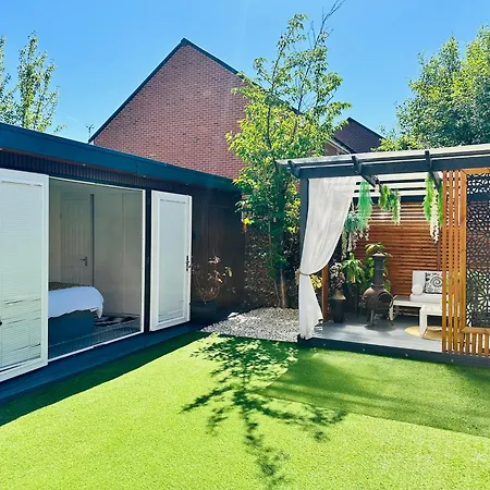 Meezee Pearl Double Bed Lodge With Free Parking-3