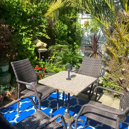Bradstone Garden Retreat With Own Entrance-2
