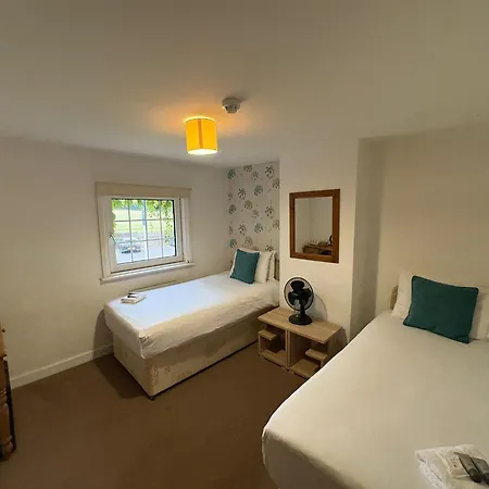 Trivelles Waterhall Country Gatwick Hotel & Airport Parking-3