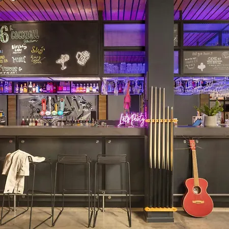 Moxy York-2