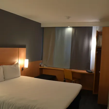 Ibis Reading Centre-2