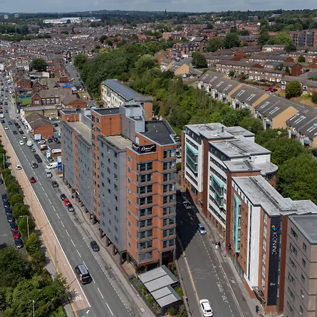 Roomzzz Leeds City West-2
