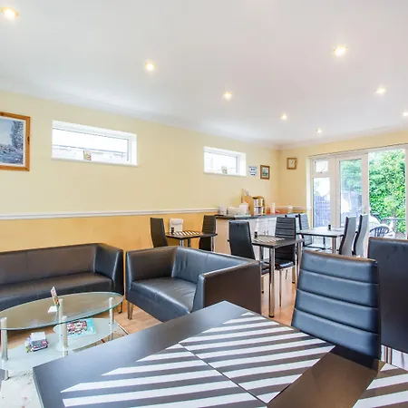Oyo Flexistay Ambers Gatwick Aparthotel-3