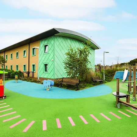 Ramada By Wyndham Cobham-2