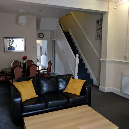 4 Bedroom House At Fern Lodge Preston Serviced Accommodation - Free Wifi & Parking-2