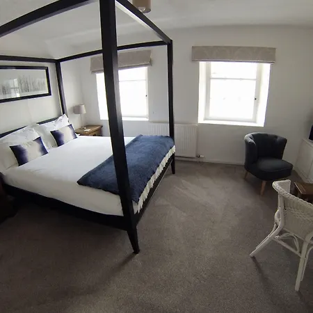 Ty Helyg Guest House-3