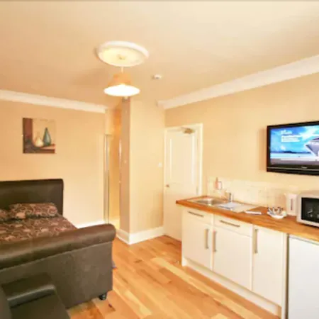 Central Studios Gloucester Road By Roomsbooked - Free Parking-2