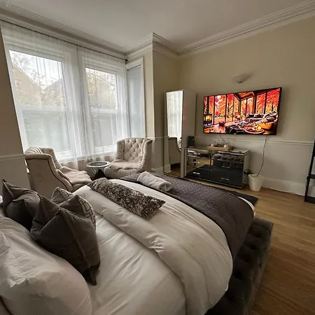 5 Min From The Beach O2 Academy Shared Bathroom And Kitchen-3