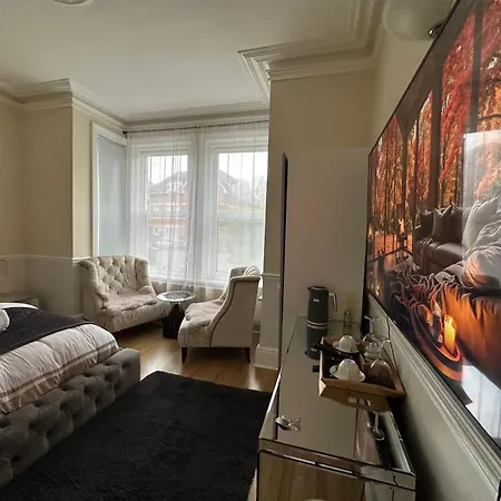 5 Min From The Beach O2 Academy Shared Bathroom And Kitchen-2