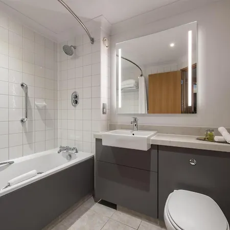 Doubletree By Hilton Swindon Hotel-3