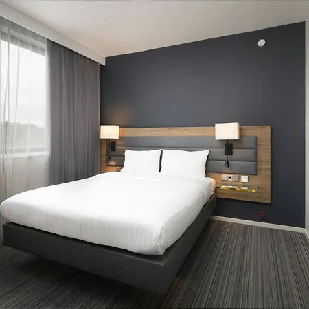 Moxy London Heathrow Airport-3