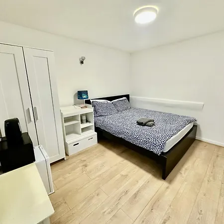 Recently Fully Refurbished --January 2026-- Private En-Suite Room With Brand-New Bathroom And Private Entrance-2
