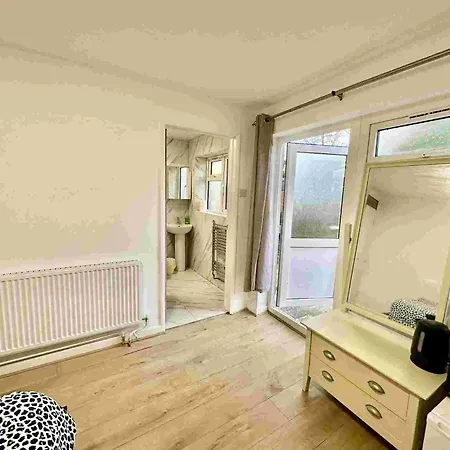 Recently Fully Refurbished --January 2026-- Private En-Suite Room With Brand-New Bathroom And Private Entrance-3